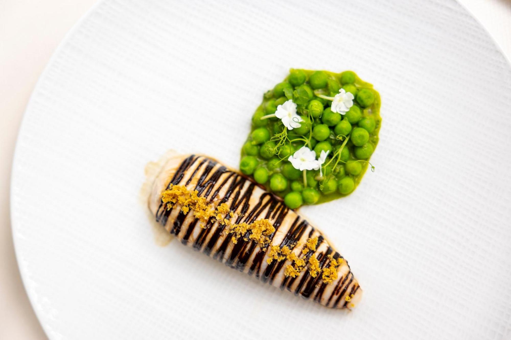 Hostellerie Briqueterie & Spa Champagne Vinay  Dış mekan fotoğraf A dish by Chef Grant Achatz