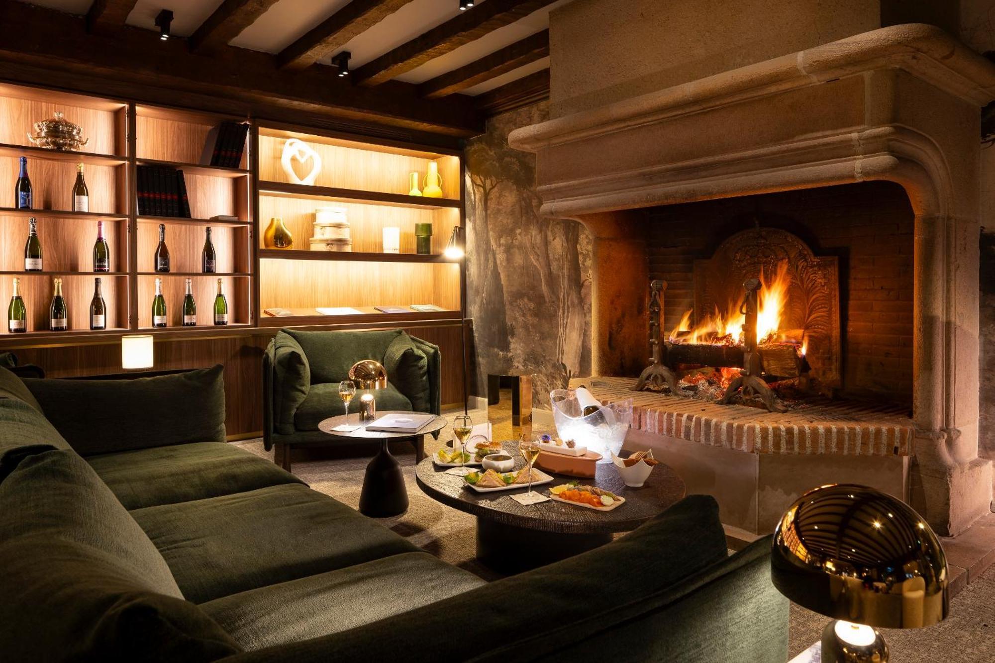 Hostellerie Briqueterie & Spa Champagne Vinay  Dış mekan fotoğraf The fireplace at the bar